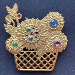 🐝 🌻 Newpro marked vintage flower basket and bee brooch